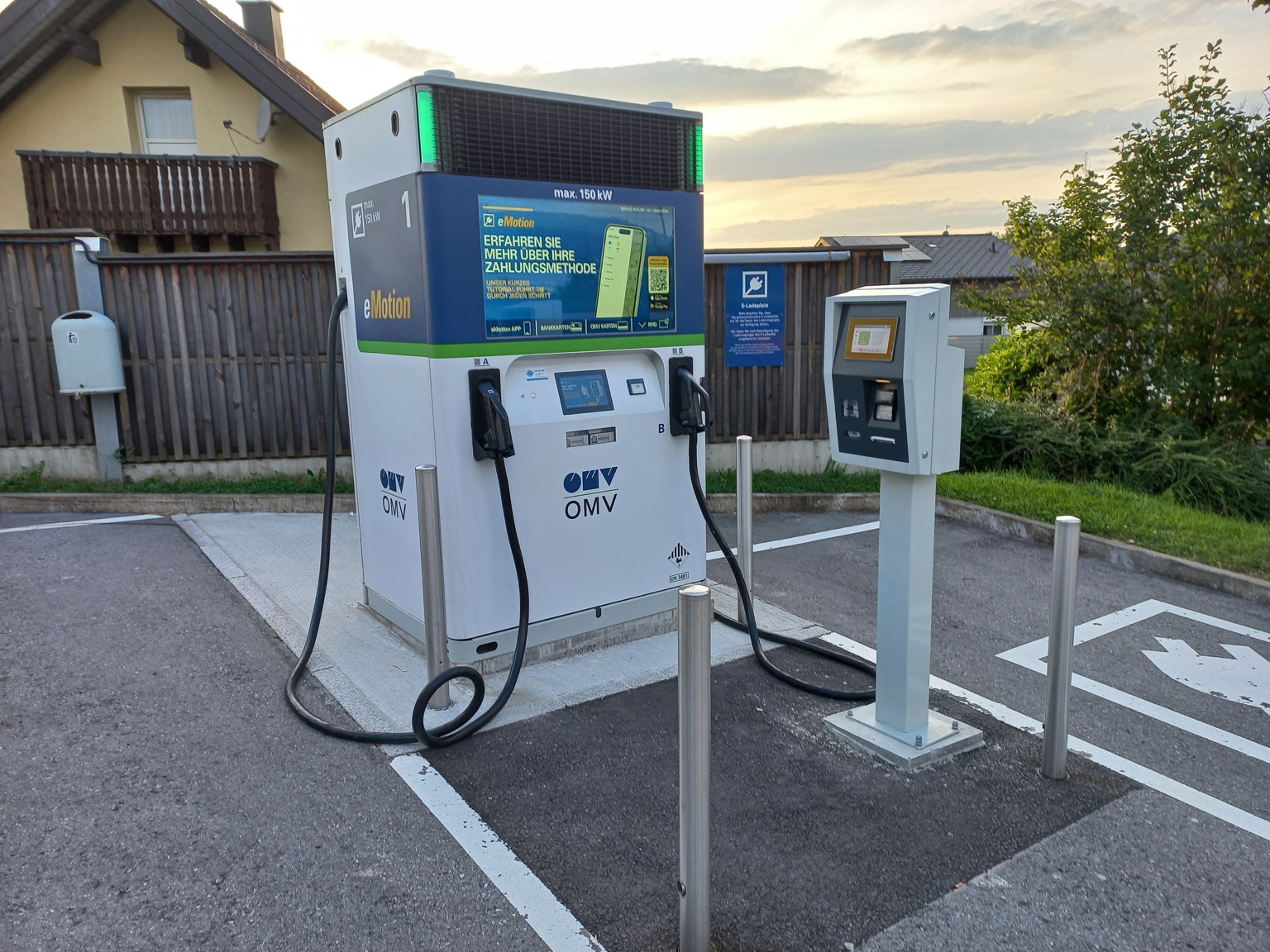 Valódi OMV eMotion 150 kW-os villámtöltő két CCS kábellel és külön bankkártyás fizetőterminállal Ausztriában