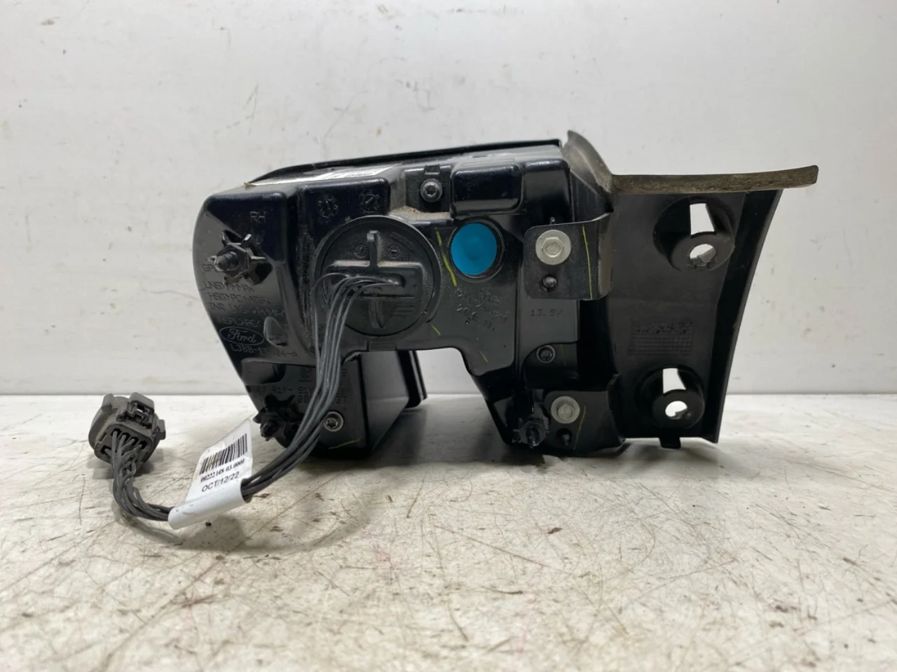Ford MUSTANG MACH-E 2021- Right tail light view 3
