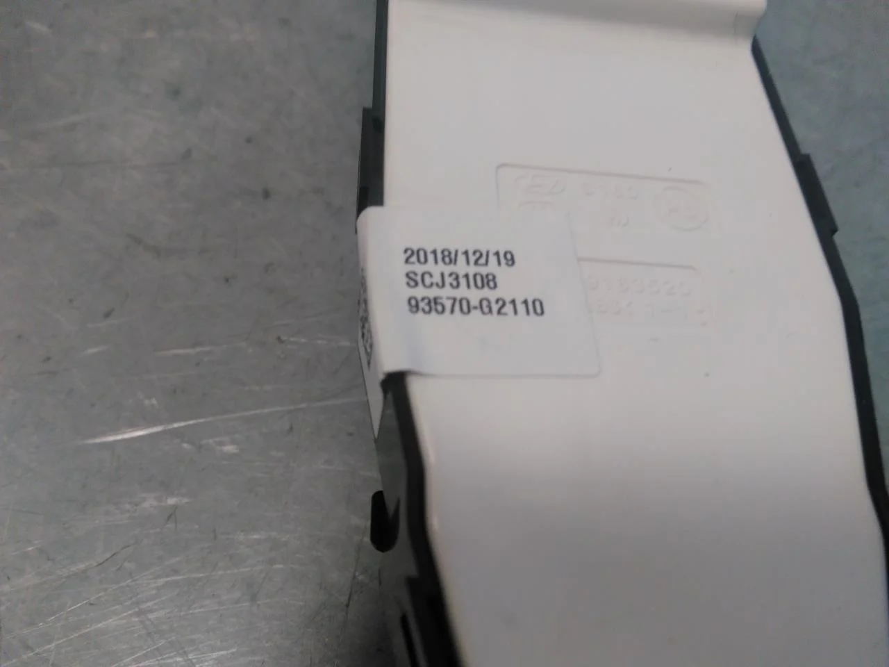 Hyundai IONIQ AE 2017-22 Window regulator switch view 3