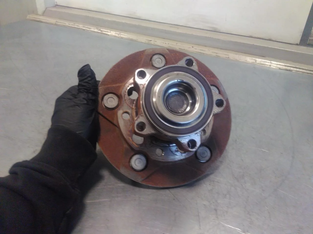 Ford E-TRANSIT 2022- Front wheel hub view 2
