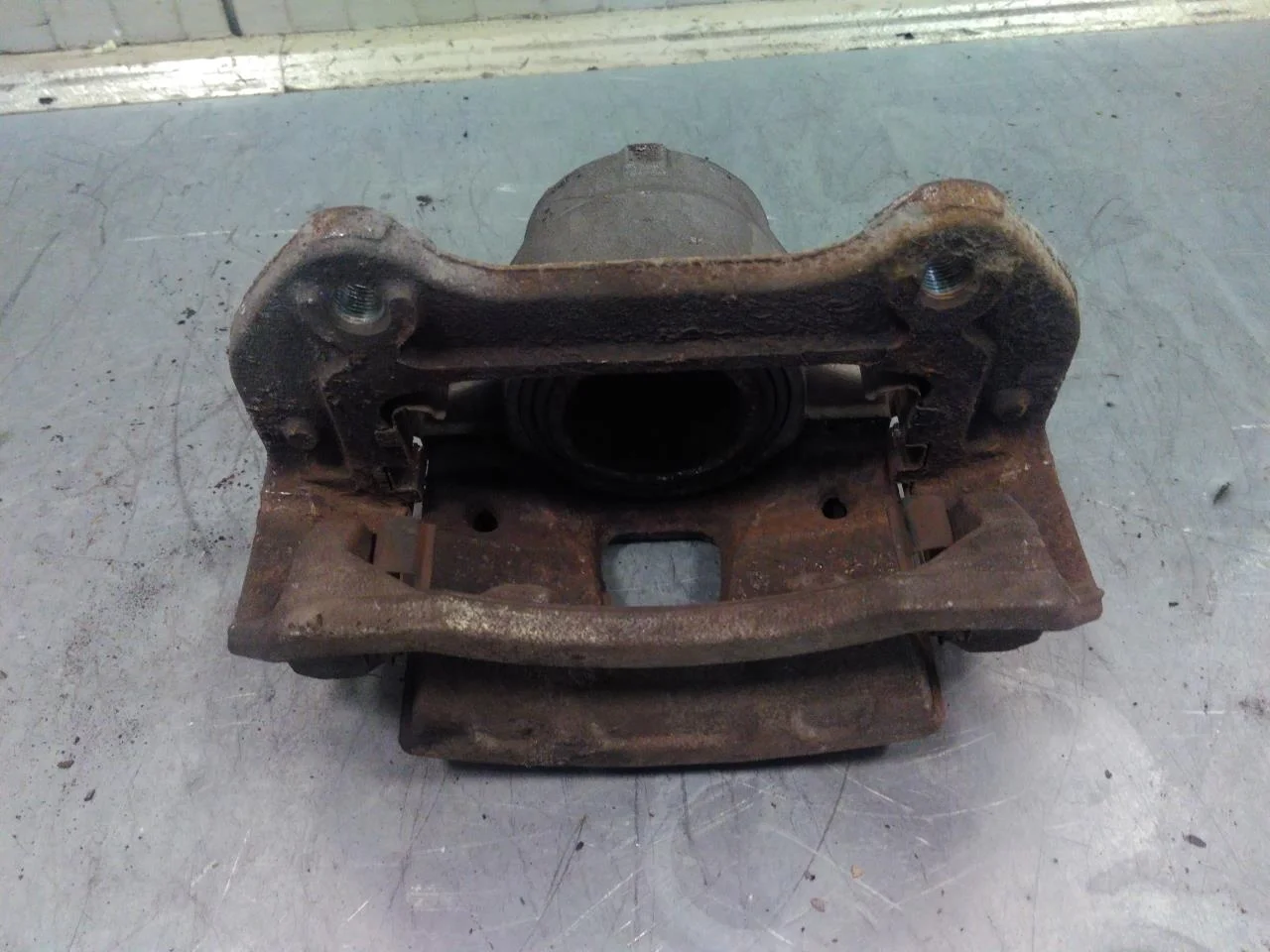 Hyundai KONA / ELECTRIC 2018-23 Front left brake caliper view 2