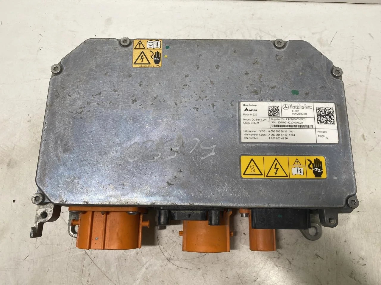 Mercedes V W447//W640/W448 2014- Voltage converter, battery view 2