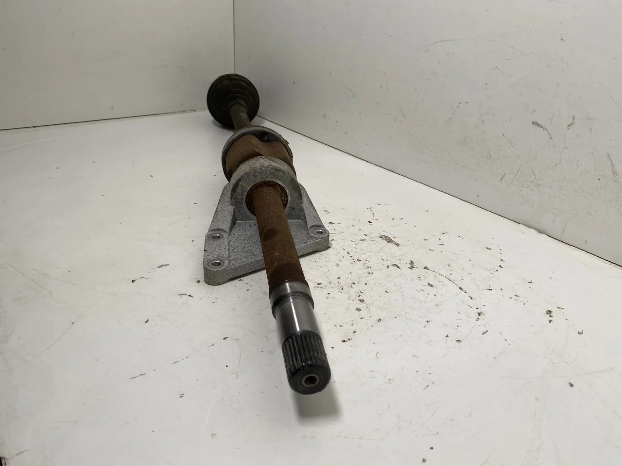 Maxus EUNIQ5 MPV 2021- Front right driveshaft view 3