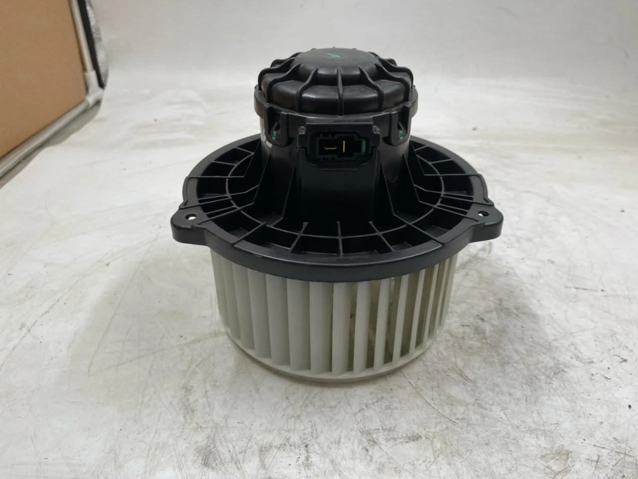 Maxus EUNIQ5 MPV 2021- Fűtésventilátor motor view 2
