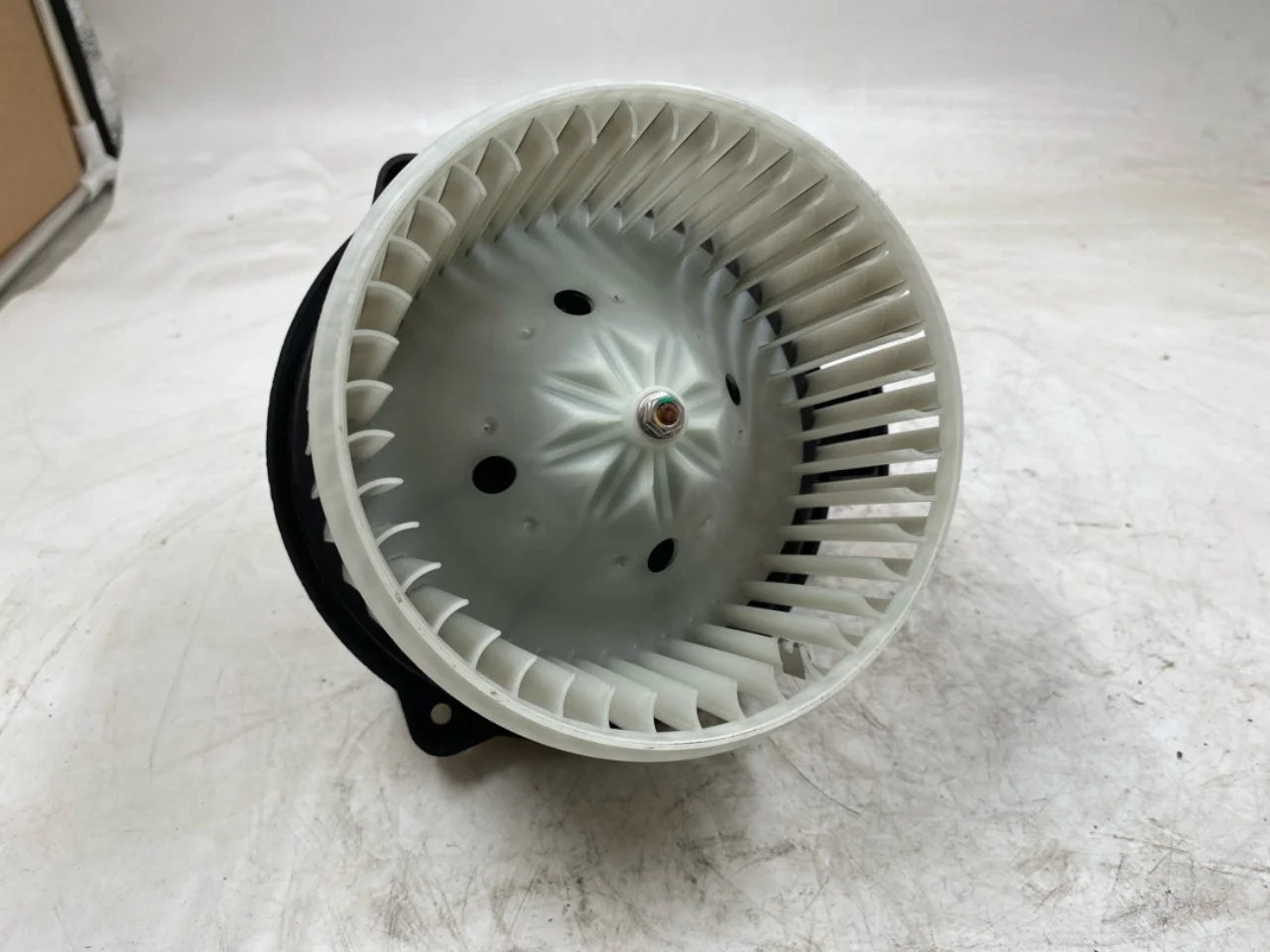 Maxus EUNIQ5 MPV 2021- Fűtésventilátor motor view 3