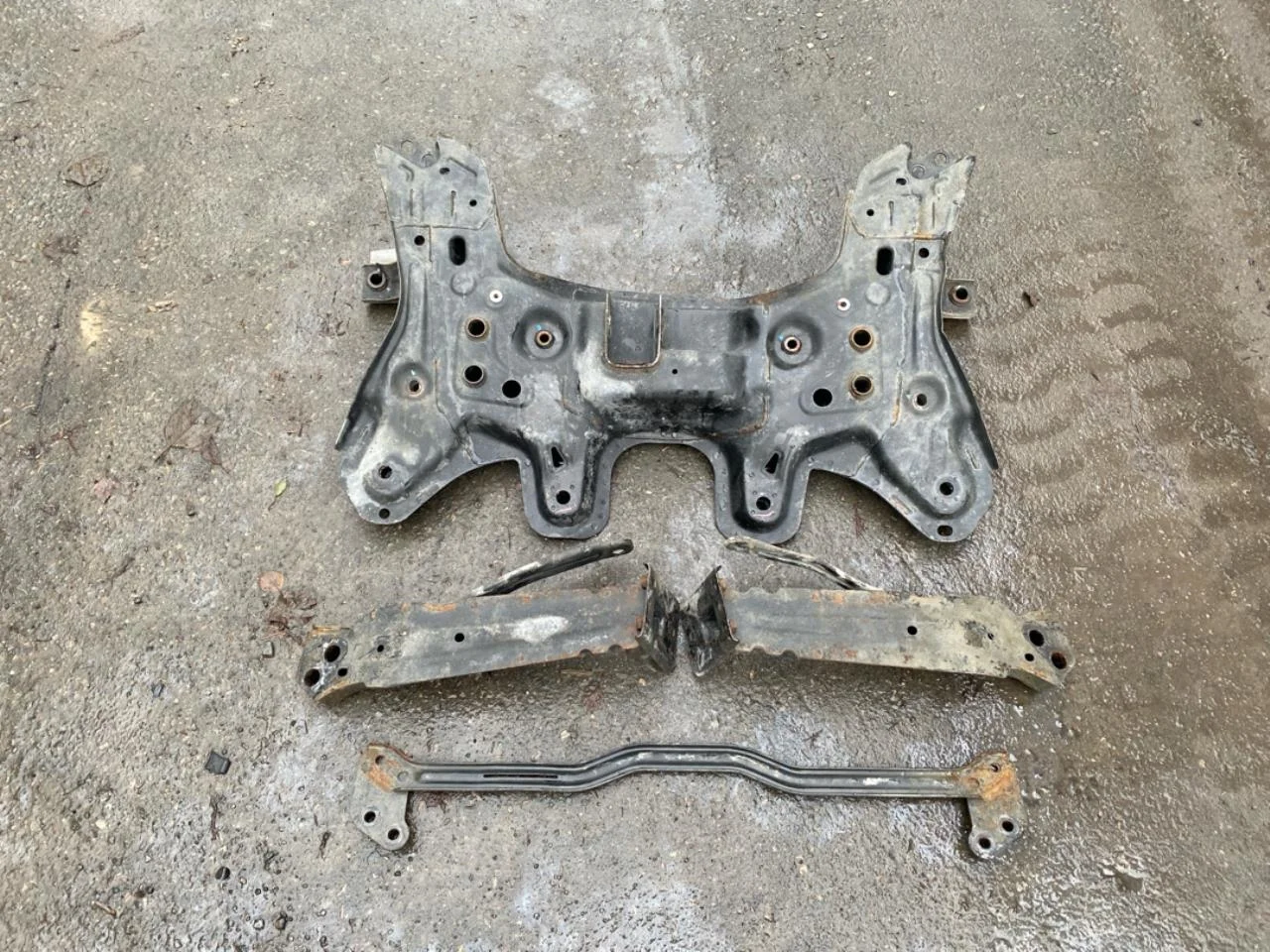Fiat 500 2007->>24 Front subframe view 3