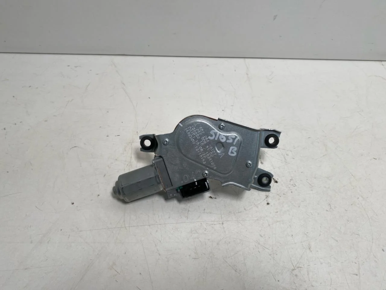 Mercedes EQB X243 2022- Tailgate wiper motor view 2