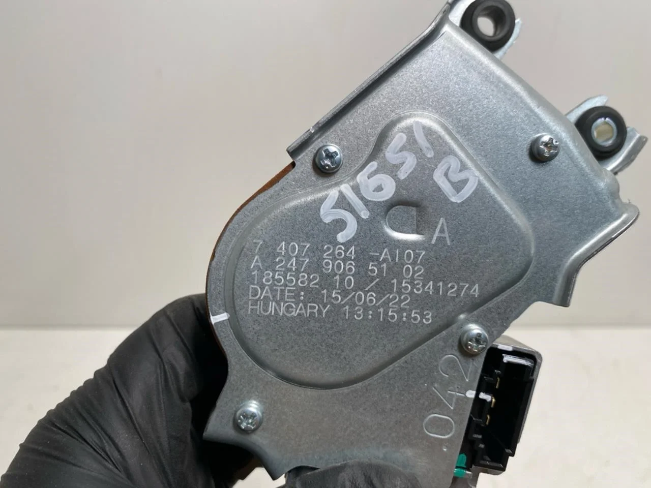 Mercedes EQB X243 2022- Tailgate wiper motor view 3