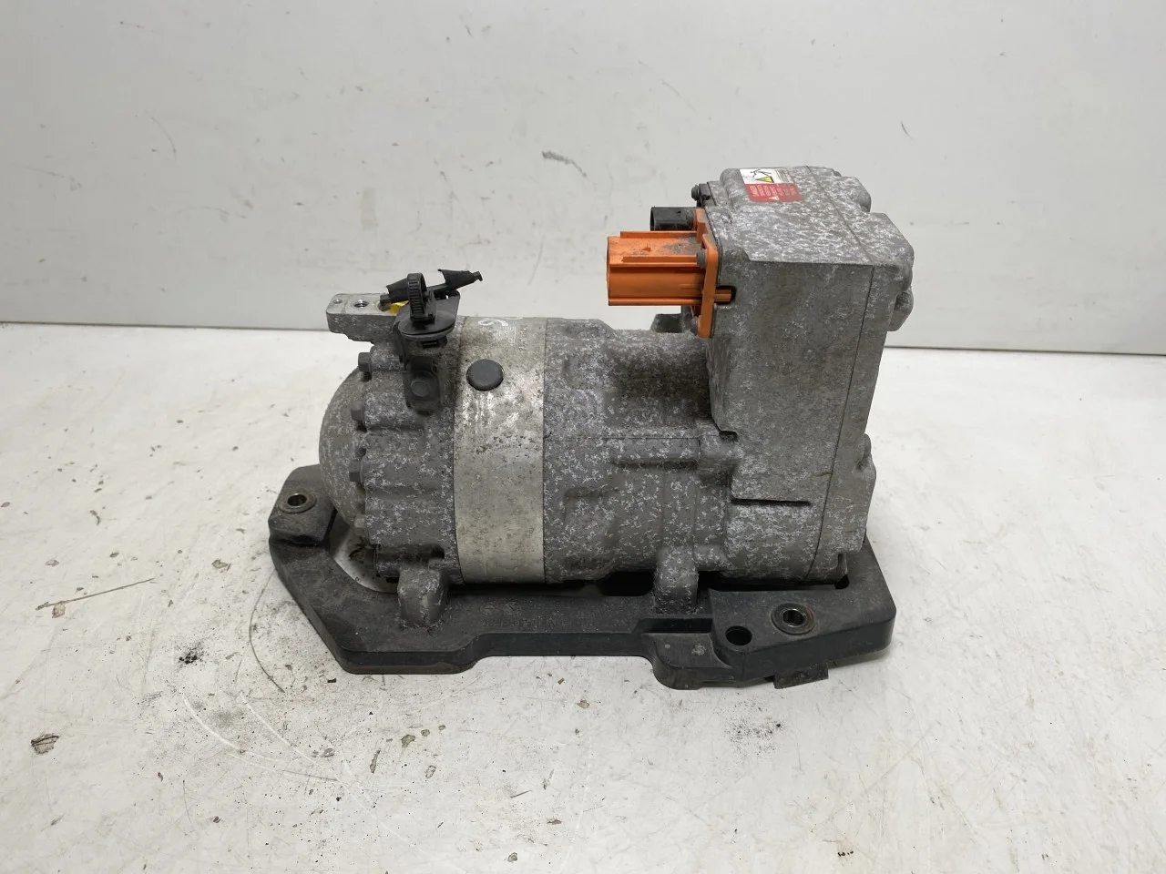 Volkswagen ID.3 2021- A/C compressor view 4