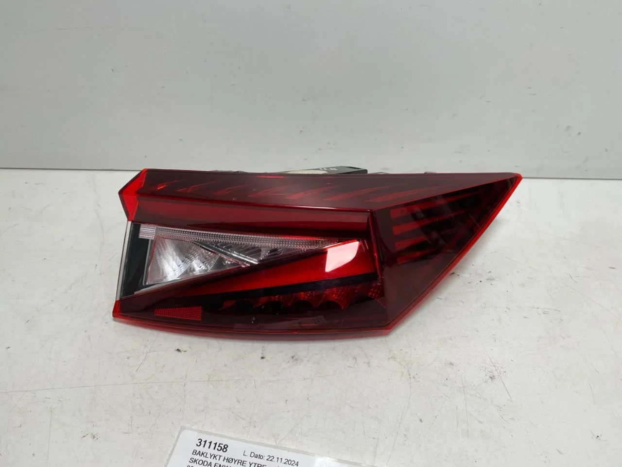 Skoda ENYAQ IV 2021- Right tail light
