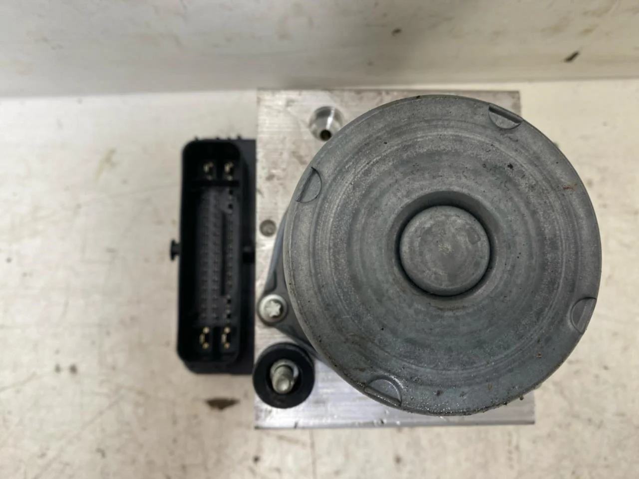Ford E-TRANSIT 2022- ABS hydraulic unit view 3