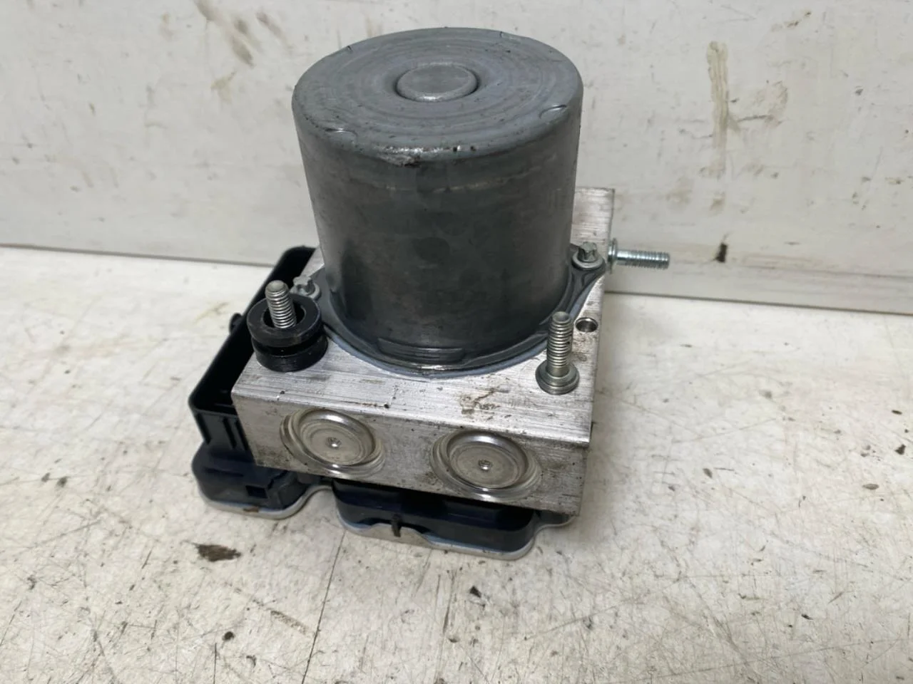 Ford E-TRANSIT 2022- ABS hydraulic unit view 4