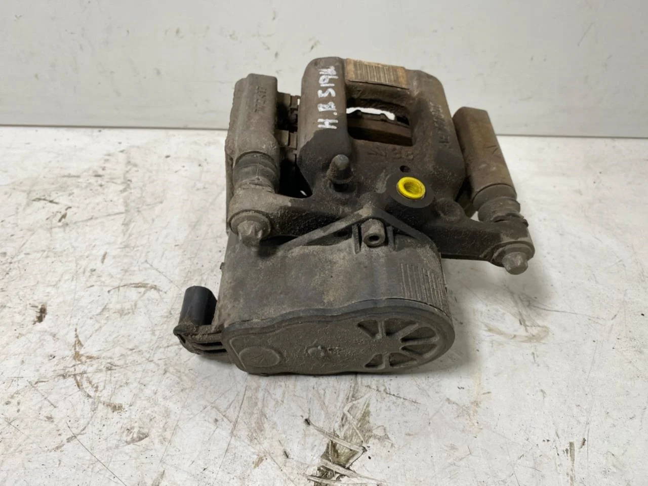 Peugeot 2008/E-2008 2020-> Rear right brake caliper view 2