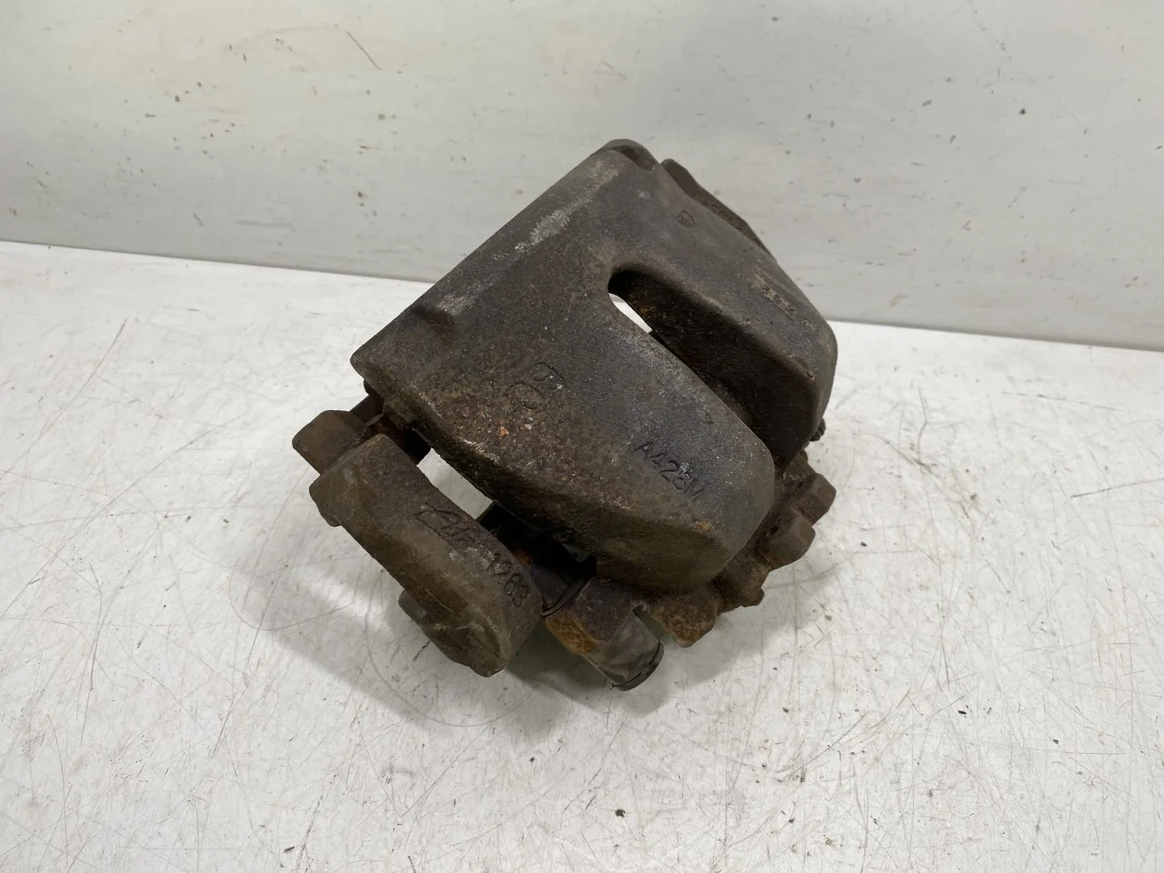 Jaguar I-PACE 2018- Front left brake caliper view 3