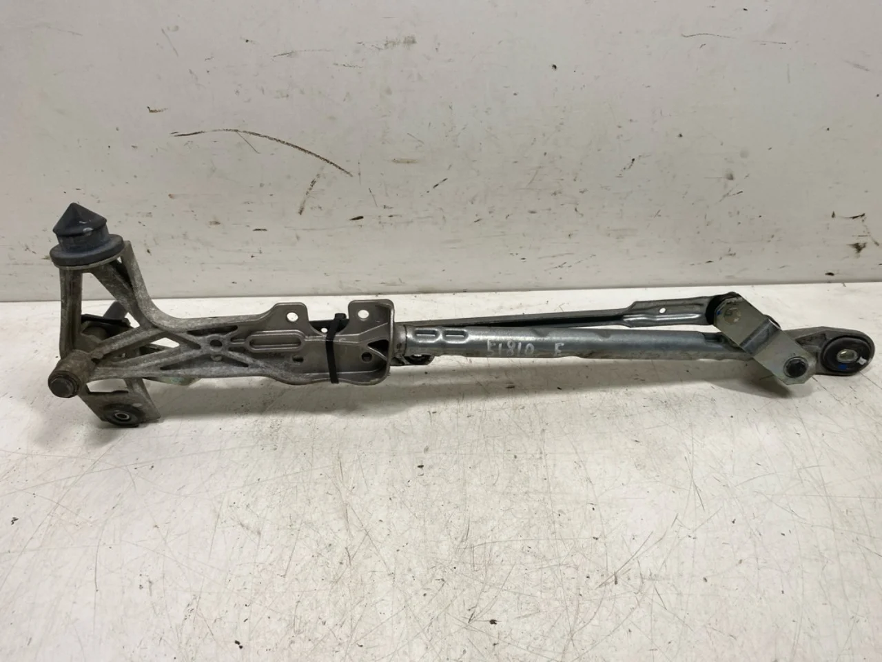 Jaguar I-PACE 2018- Windshield wiper linkage view 4