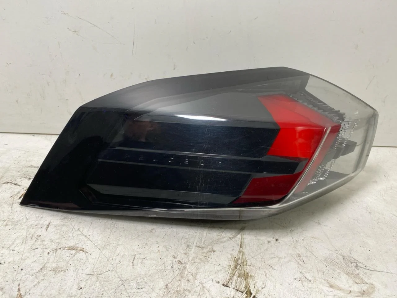 Peugeot 2008/E-2008 2020-> Lampă spate stânga