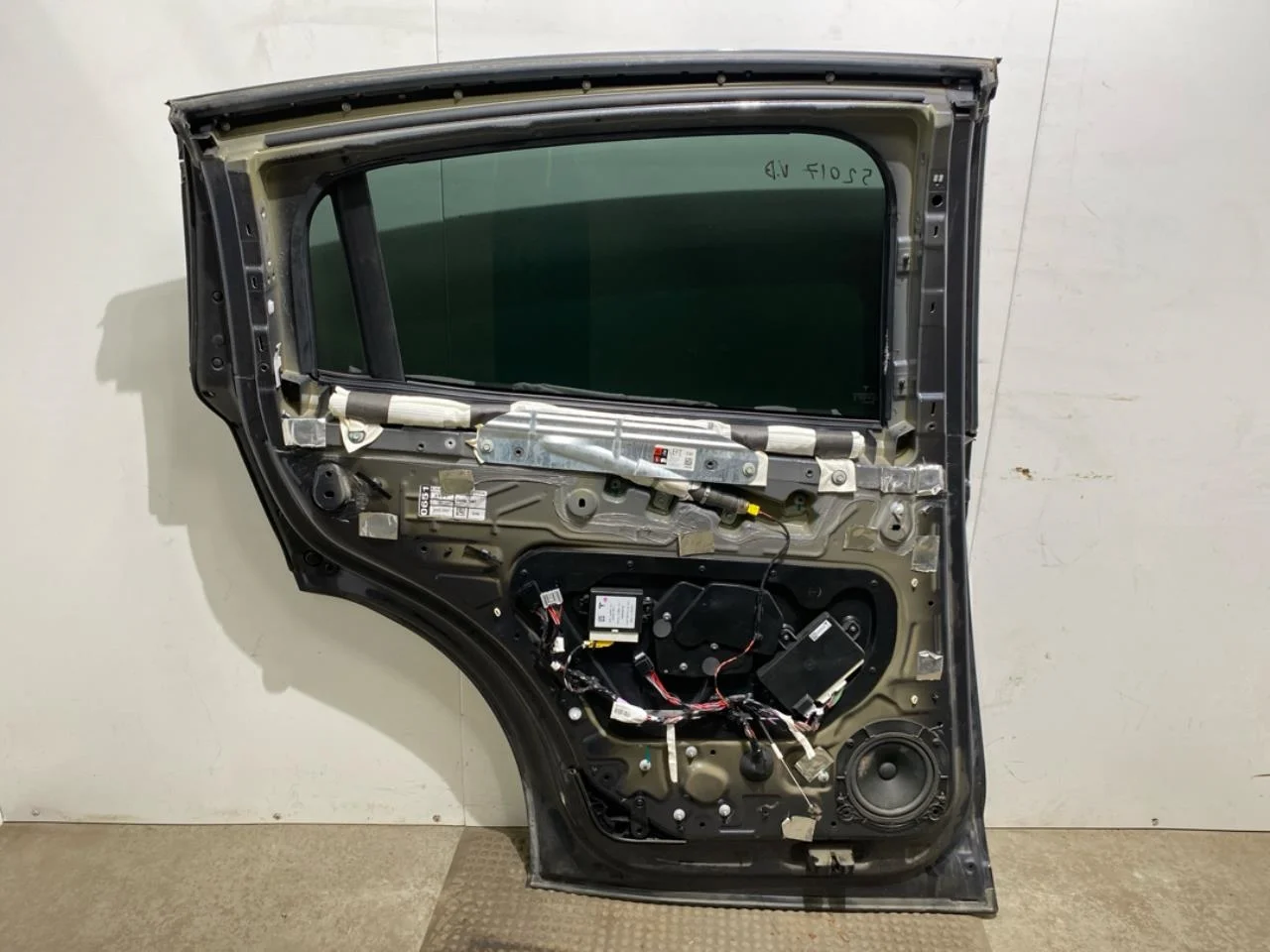 Tesla MODEL X 2016- Rear left door, 4-door view 2