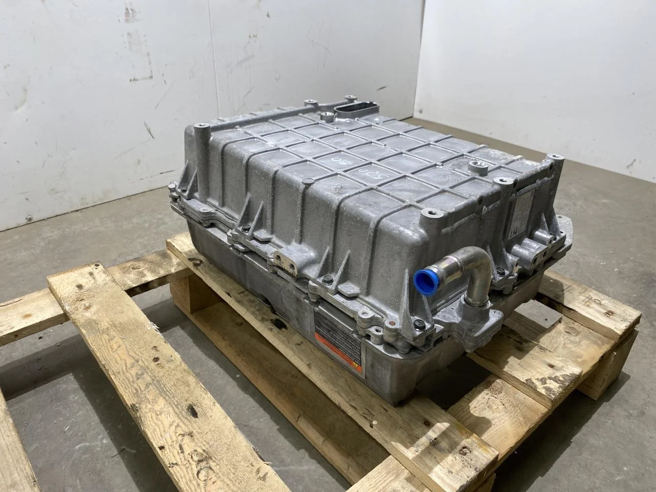 Nissan LEAF 2017-24 Battery charger view 2