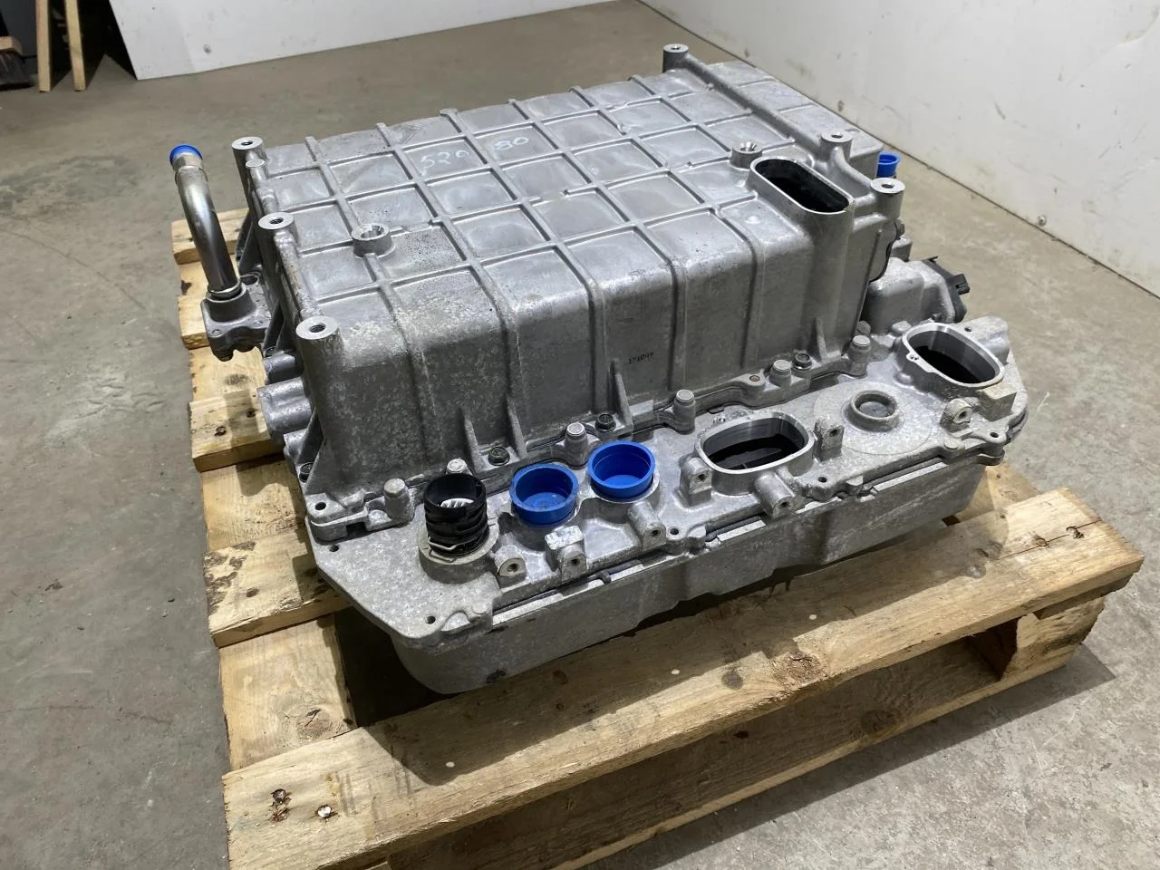 Nissan LEAF 2017-24 Battery charger view 3