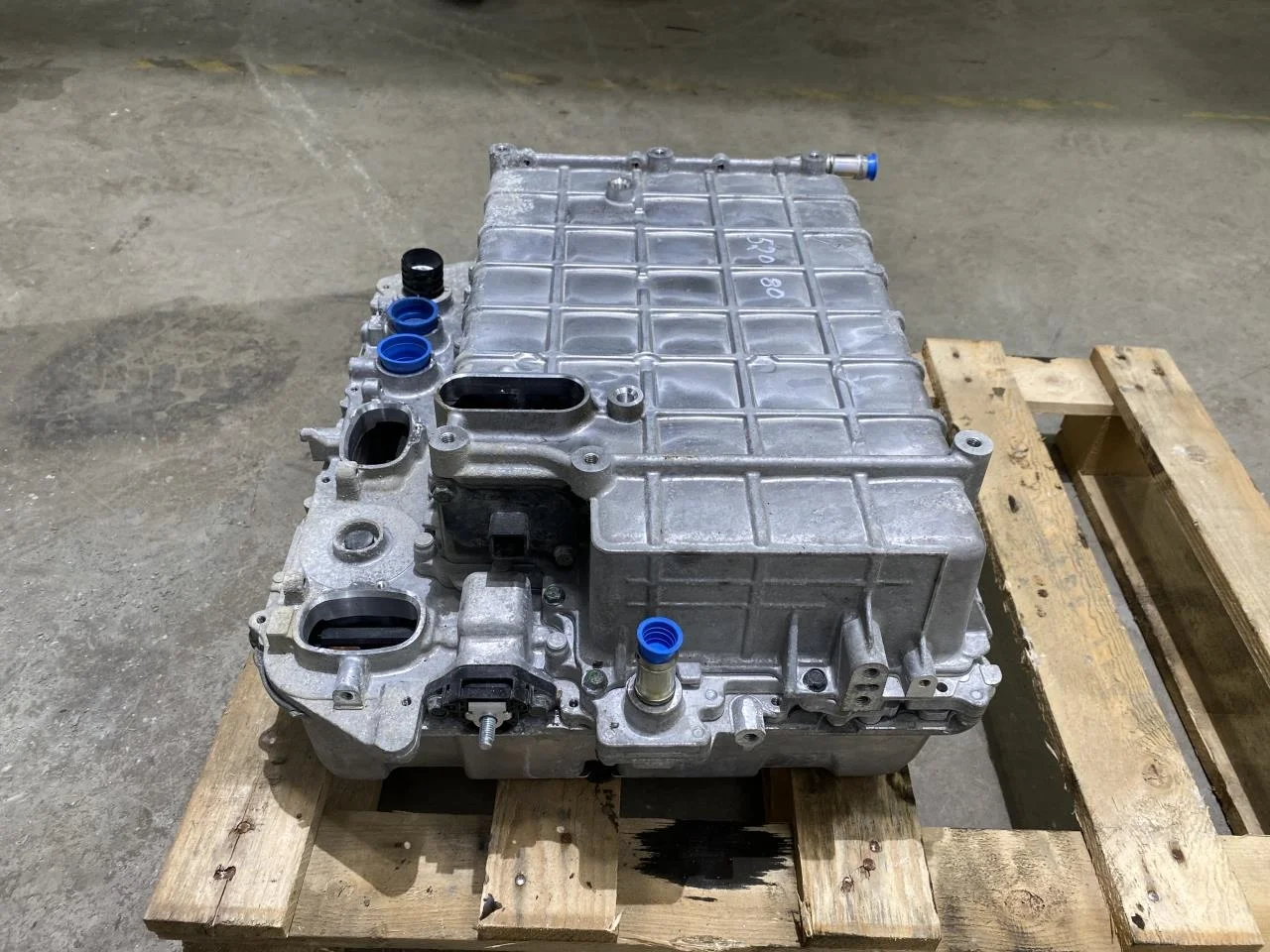 Nissan LEAF 2017-24 Battery charger view 4