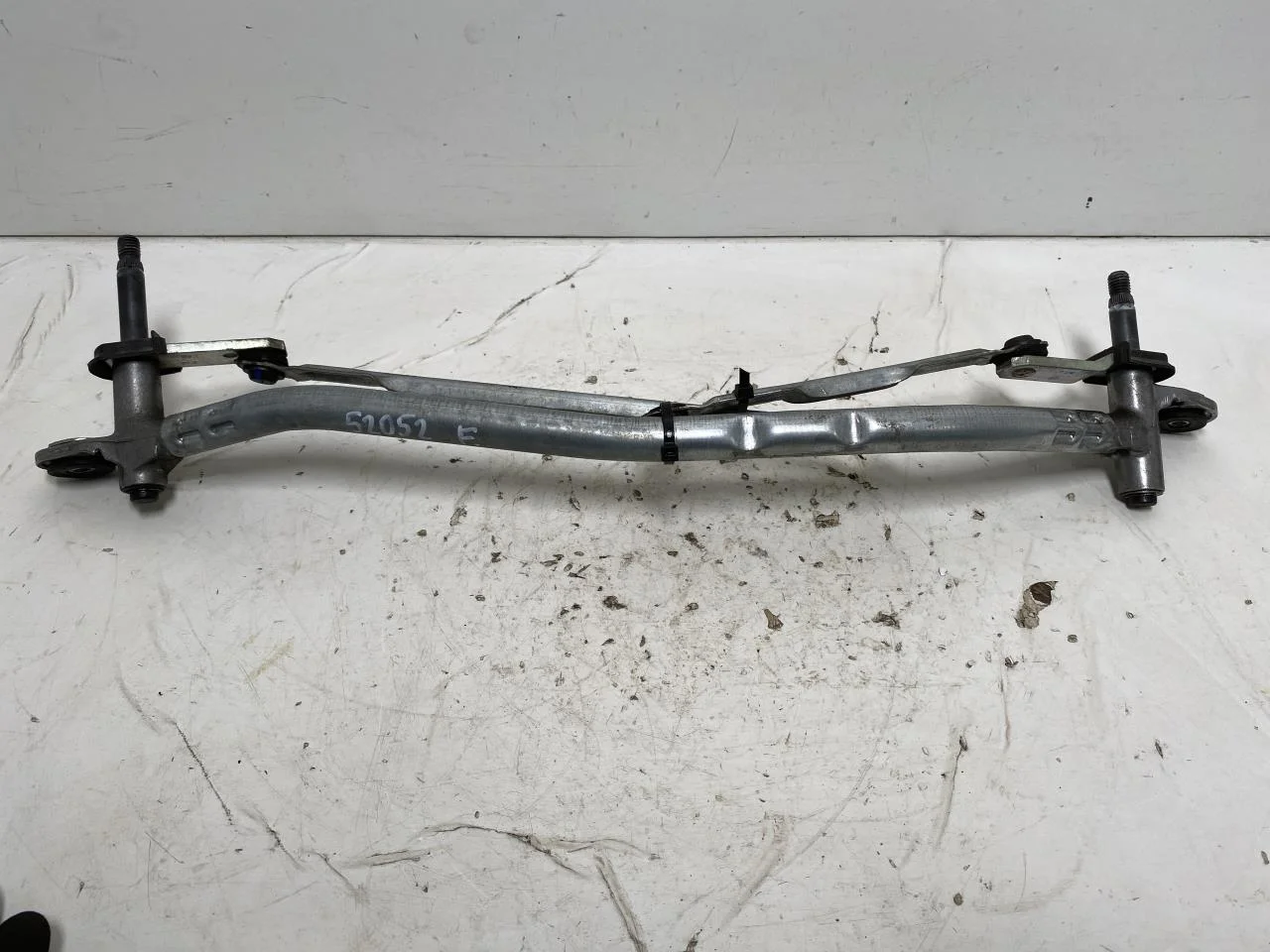 Volvo XC40/RECHARGE 2018- Windshield wiper linkage