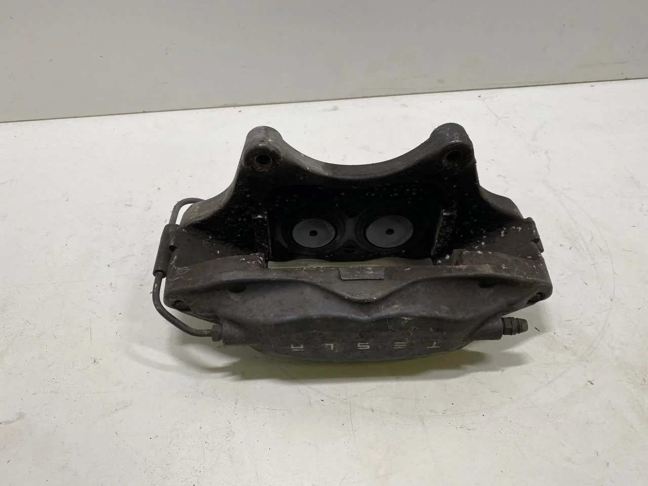 Tesla MODEL S 2013- Front left brake caliper view 3