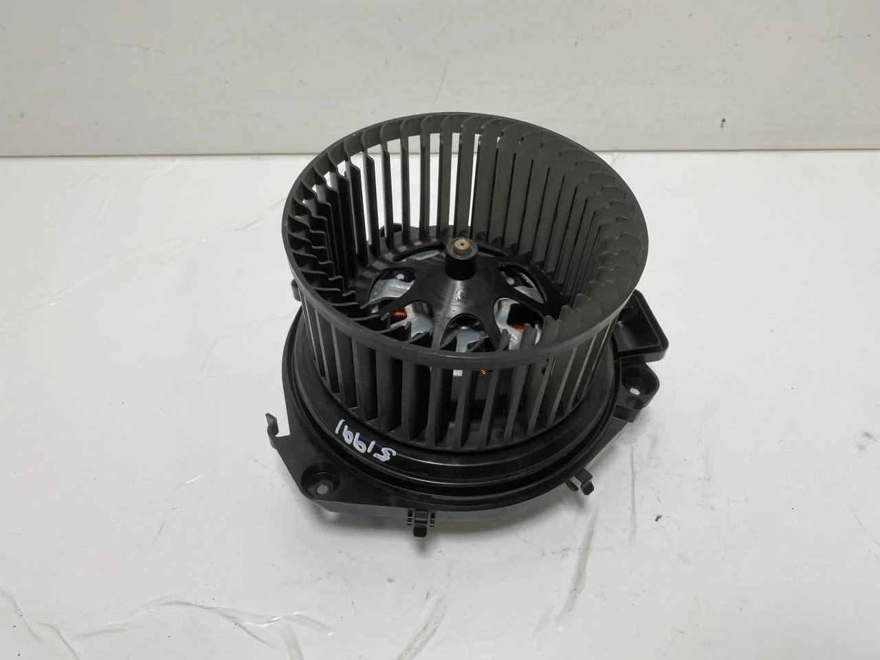 Volkswagen ID.4 2021- Fűtésventilátor motor nézet 2