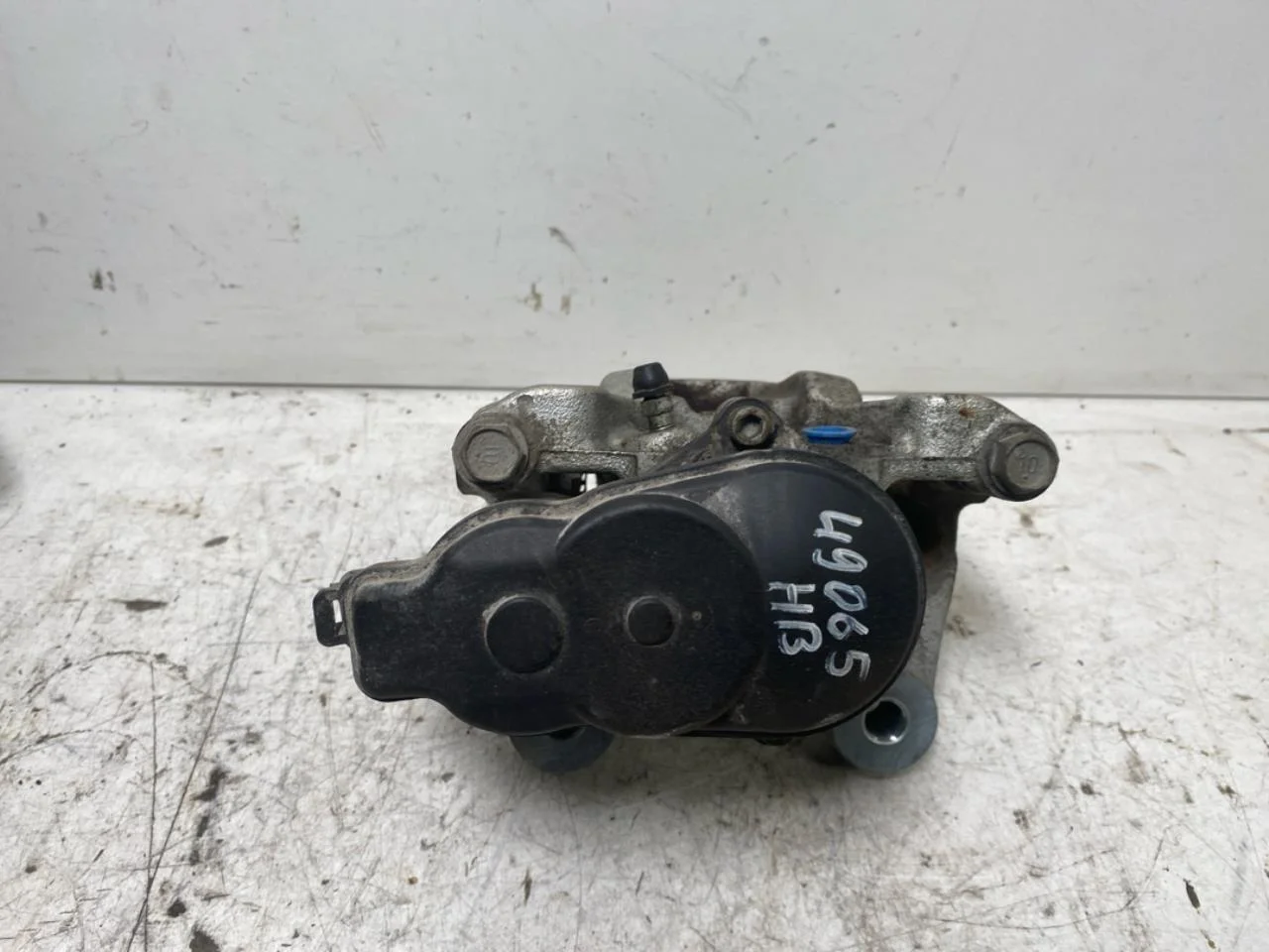 Subaru SOLTERRA 2022- Rear right brake caliper view 2