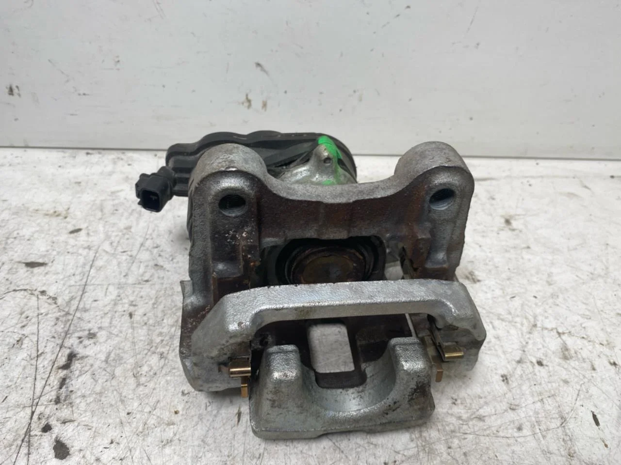 Subaru SOLTERRA 2022- Rear right brake caliper view 3