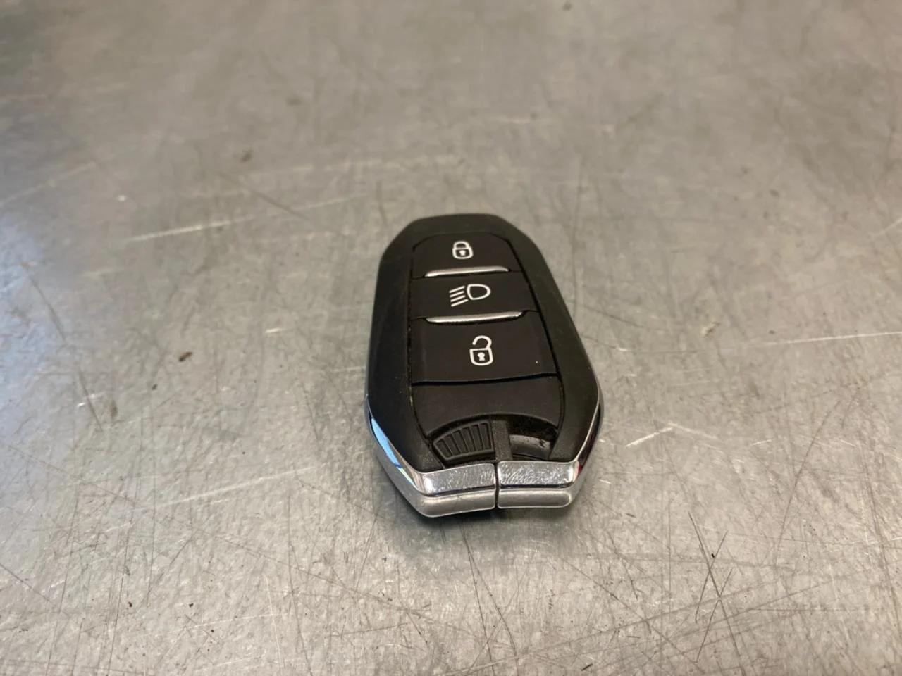 Peugeot 208/E-208 2020-> Remote control, central locking / alarm view 4