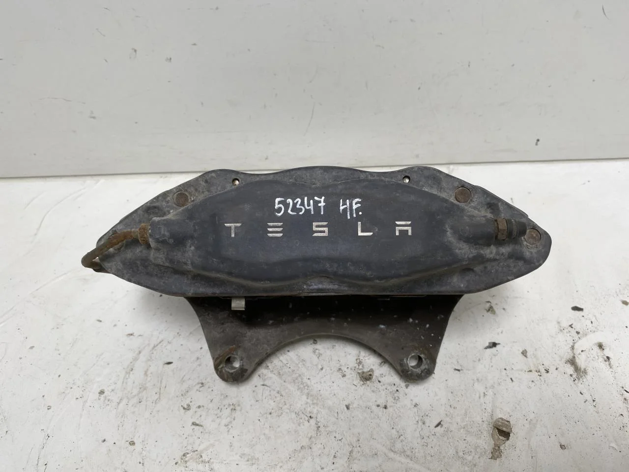 Tesla MODEL S 2013- Front right brake caliper view 2
