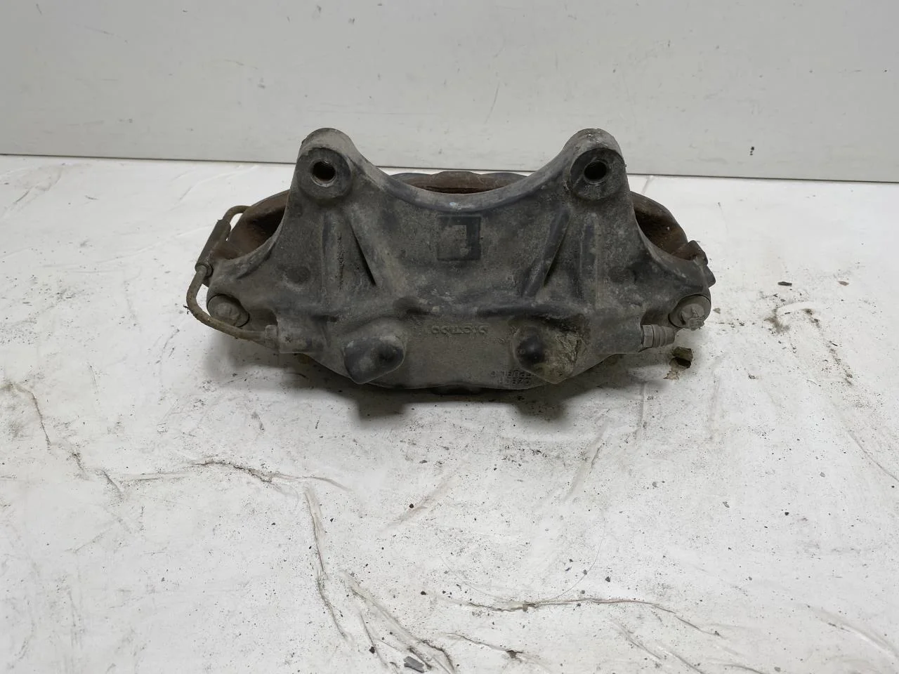 Tesla MODEL S 2013- Front right brake caliper view 3
