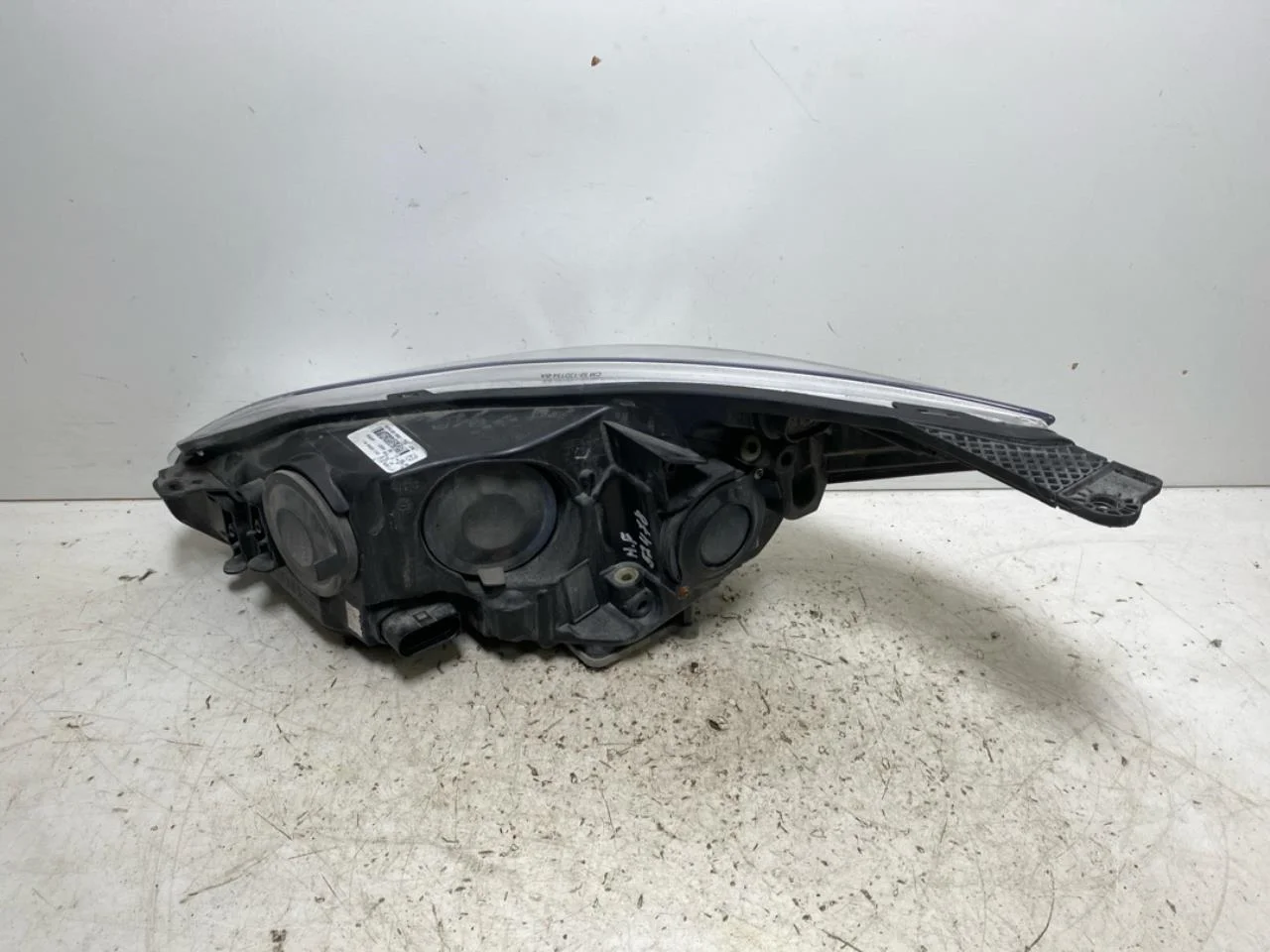 Ford FOCUS 2011-14 Right headlight view 2