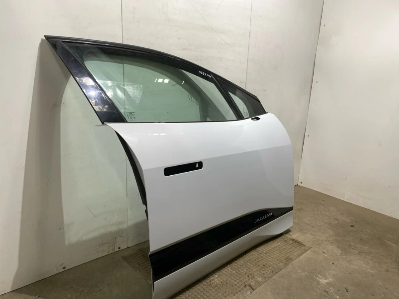 Jaguar I-PACE 2018- Ușă, 4 uși, față dreapta vedere 2