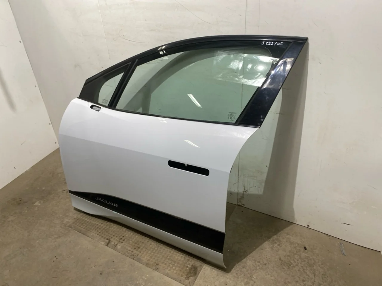 Jaguar I-PACE 2018- Ajtó, 4 ajtós, első, bal nézet 3