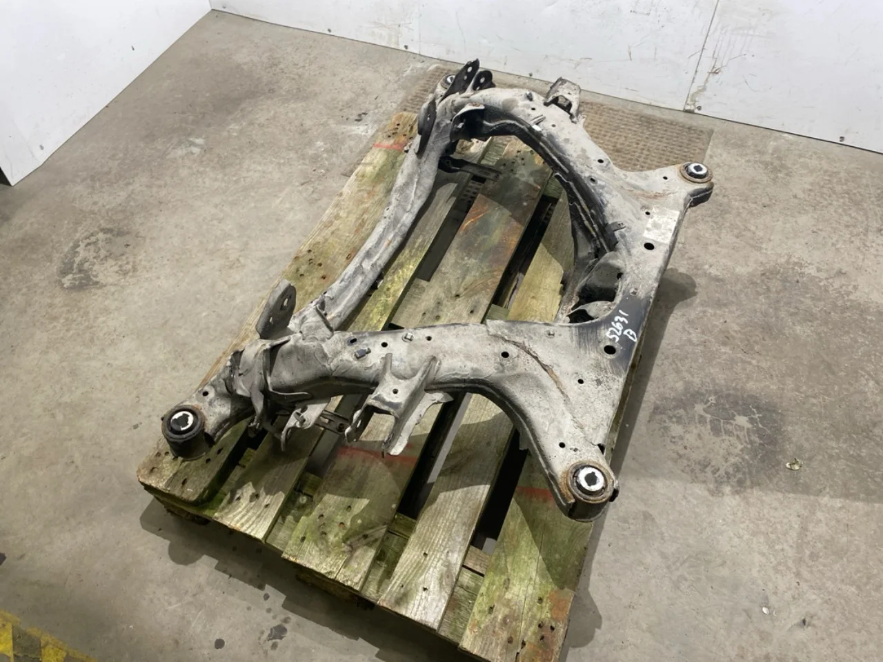 Tesla MODEL 3 2017--> Rear axle crossmember / subframe view 2