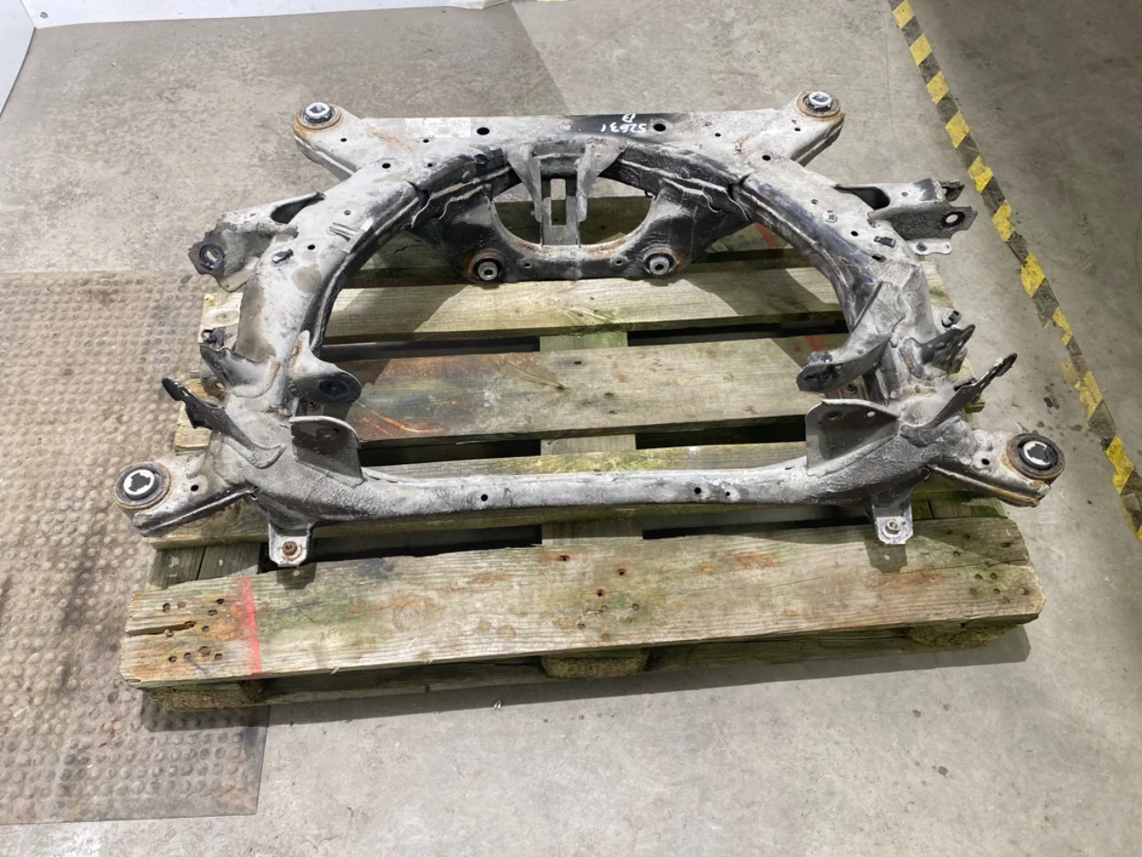 Tesla MODEL 3 2017--> Rear axle crossmember / subframe view 4