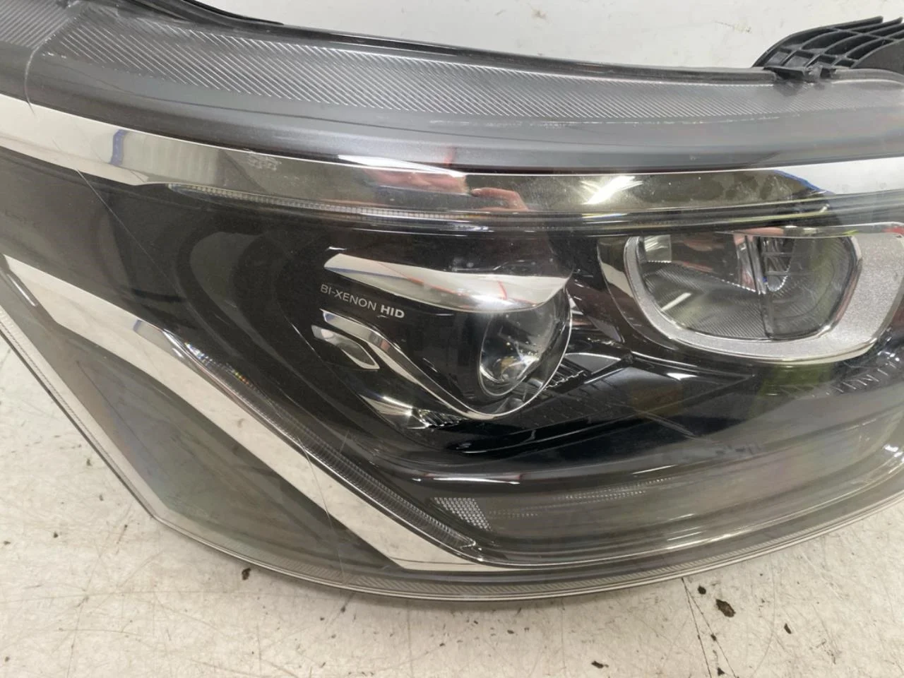 Ford E-TRANSIT 2022- Right headlight view 2