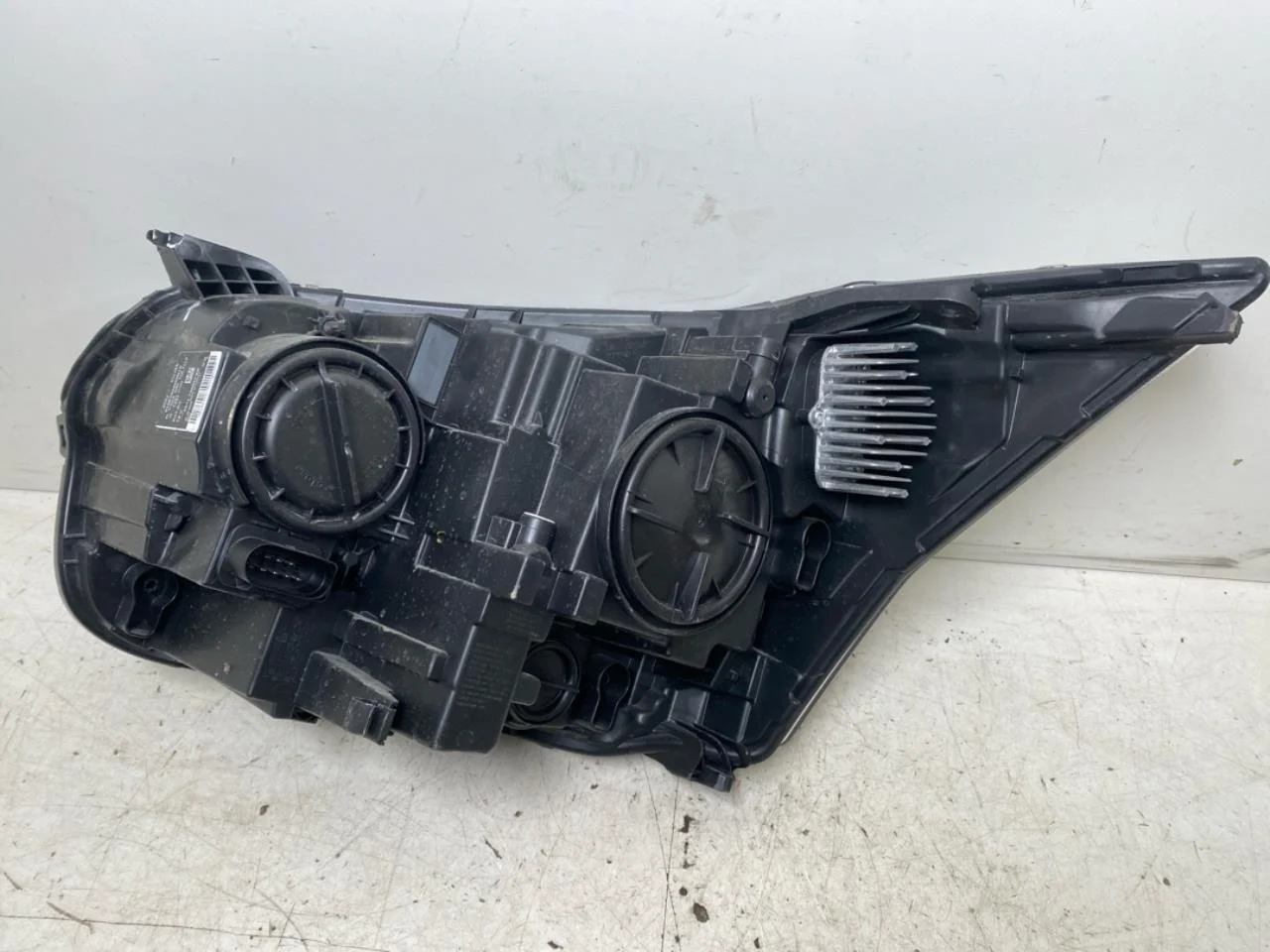 Ford E-TRANSIT 2022- Right headlight view 3
