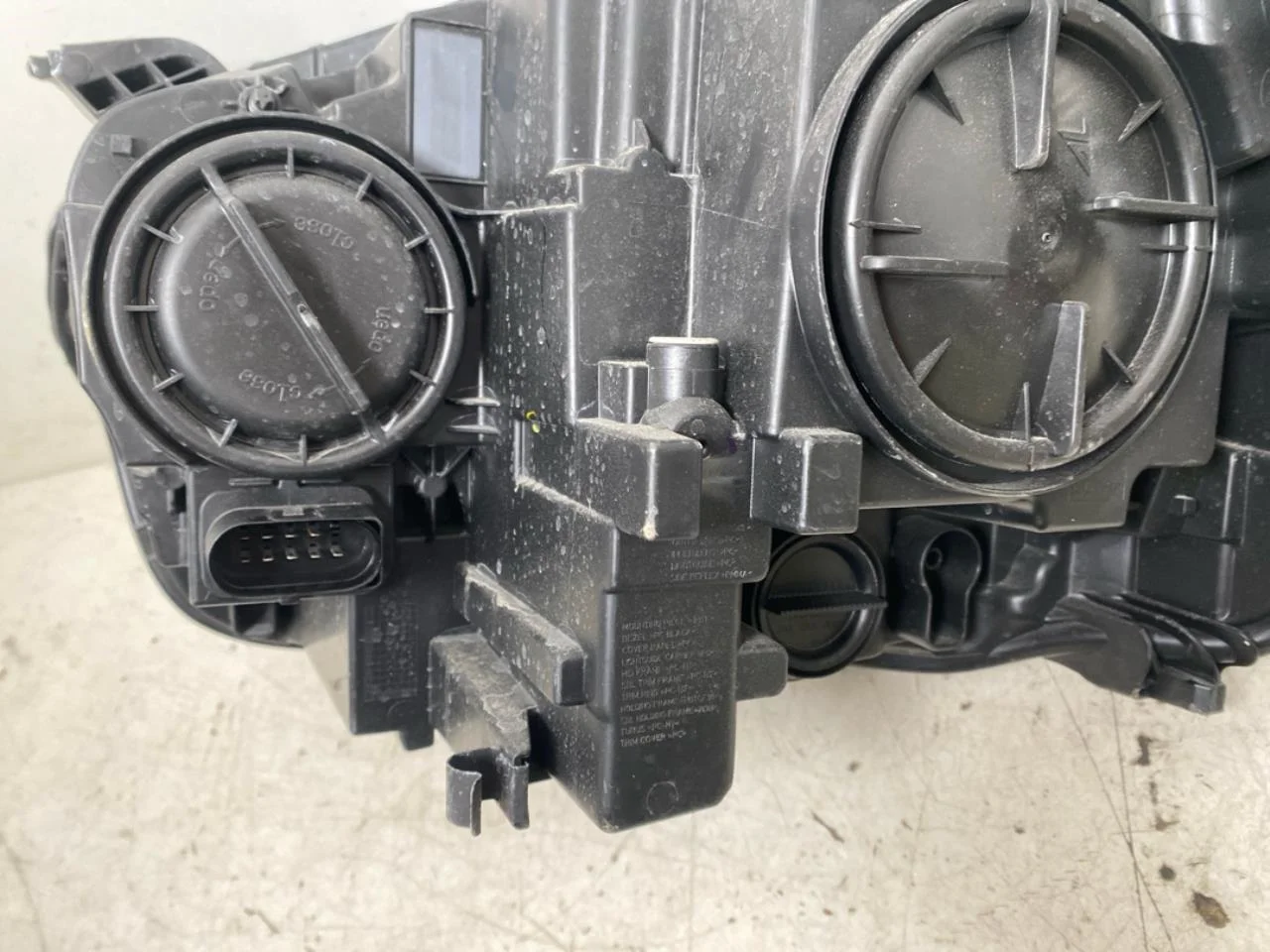 Ford E-TRANSIT 2022- Right headlight view 4