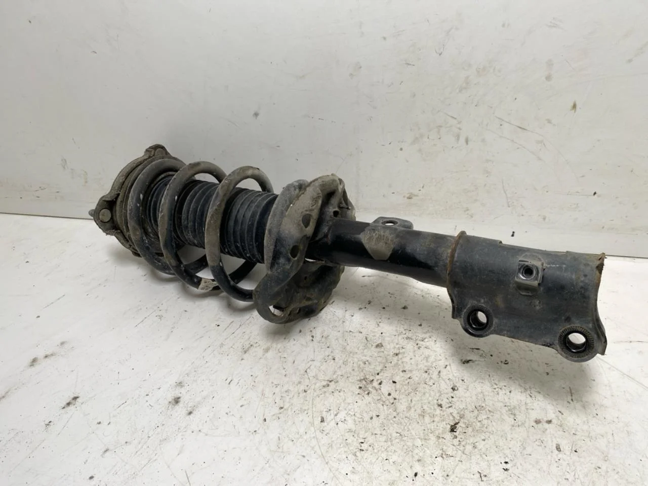Hyundai KONA / ELECTRIC 2018-23 Strut assembly, front right view 2