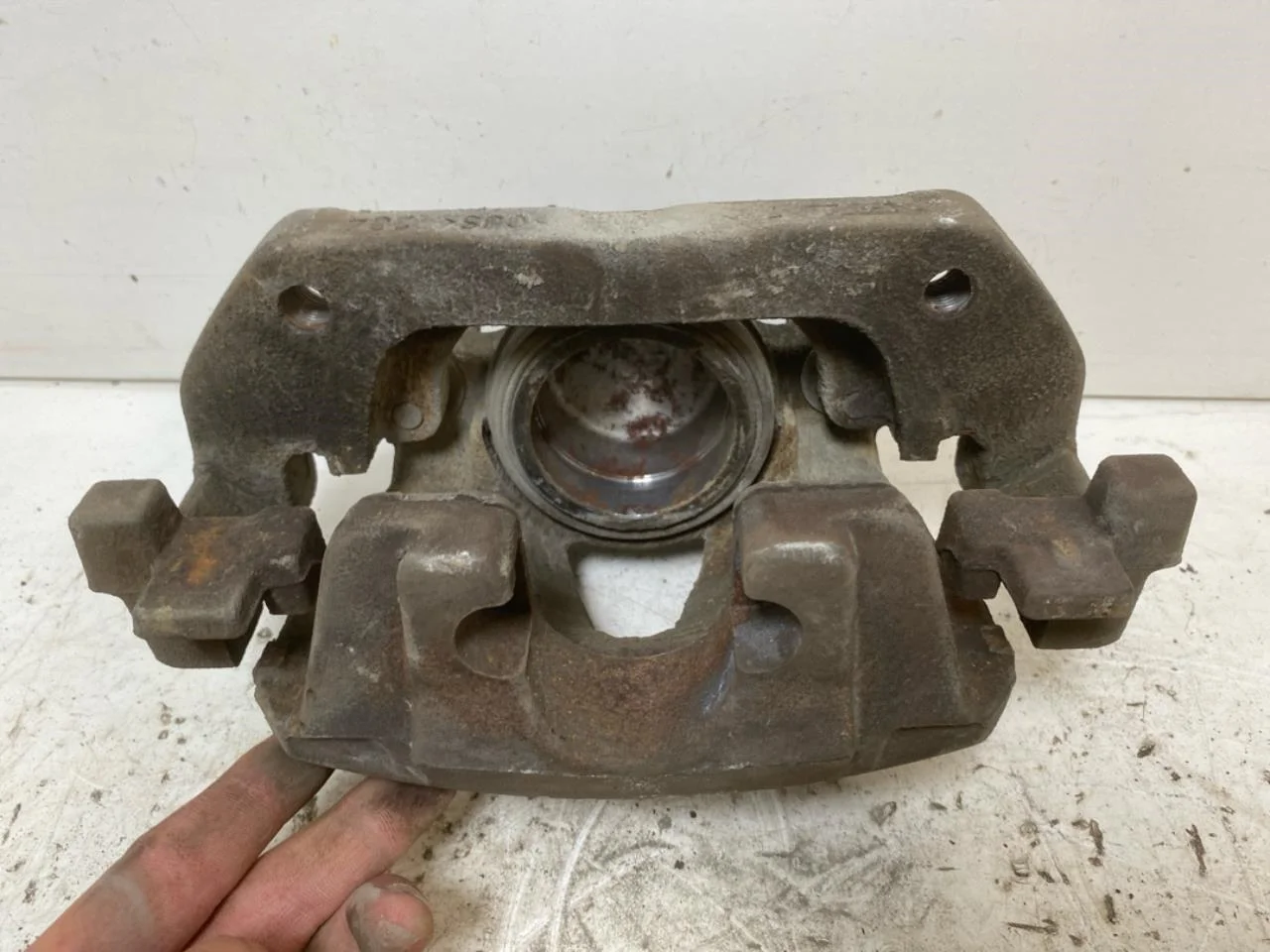 Peugeot EXPERT/E-EXPERT 2017-> Front right brake caliper view 4