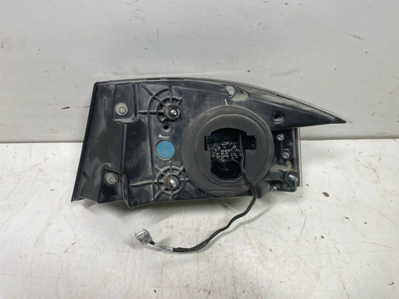 Tesla MODEL S 2013- Left tail light view 4