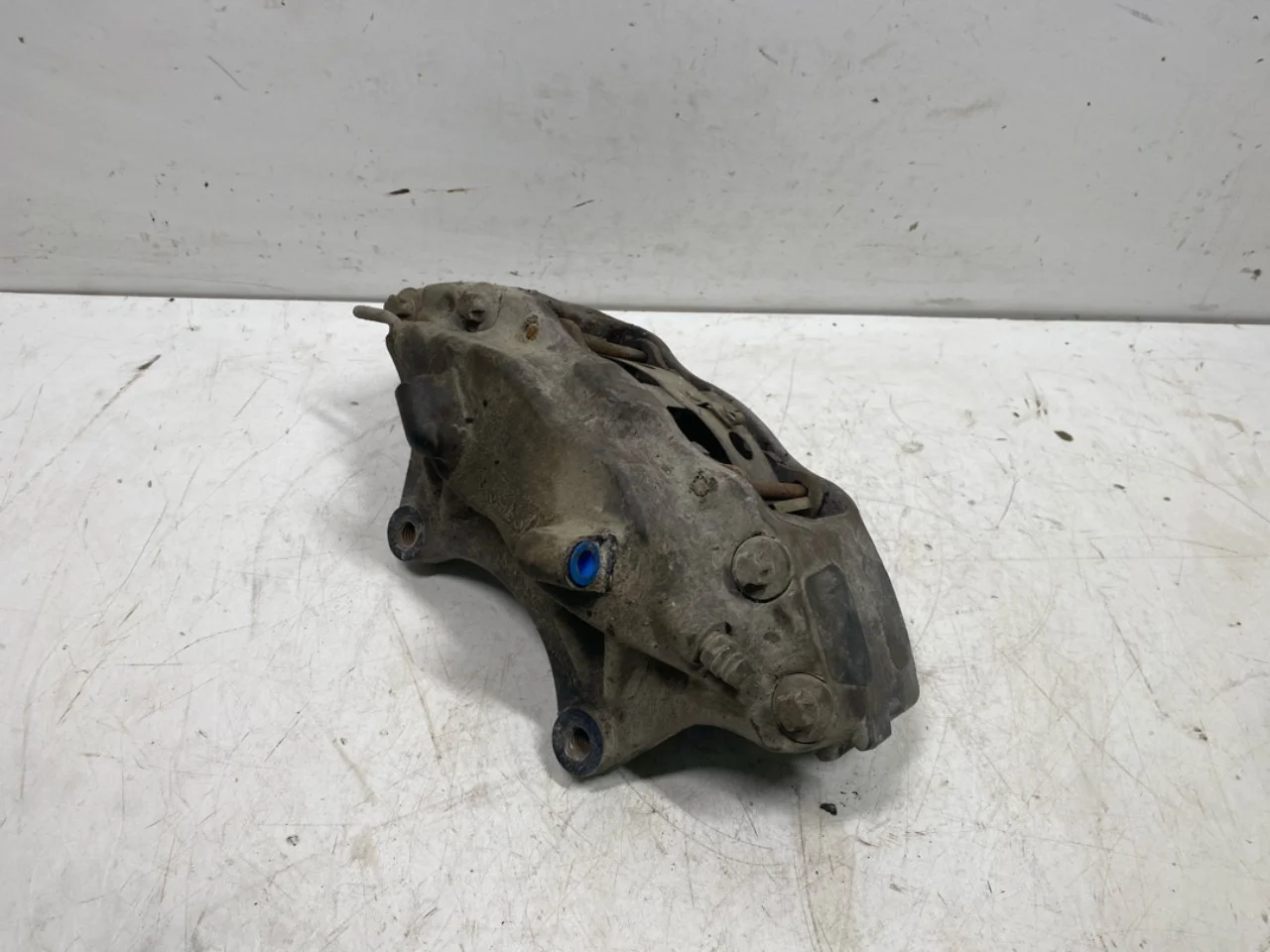 Tesla MODEL S 2013- Front left brake caliper view 2