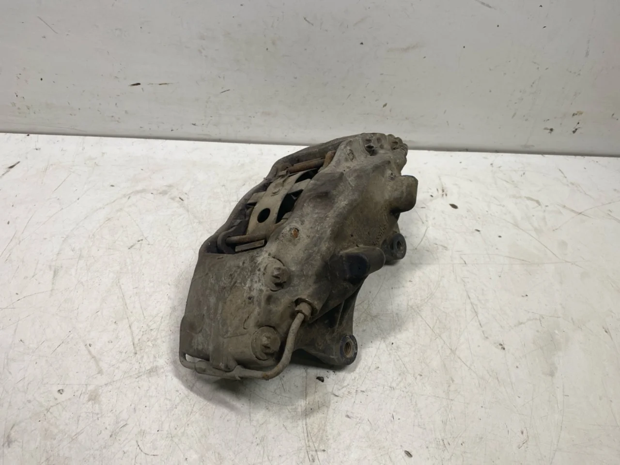 Tesla MODEL S 2013- Front left brake caliper view 3