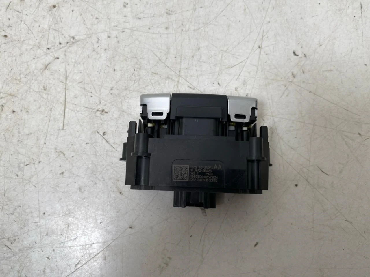 Jaguar I-PACE 2018- Parking brake switch view 2