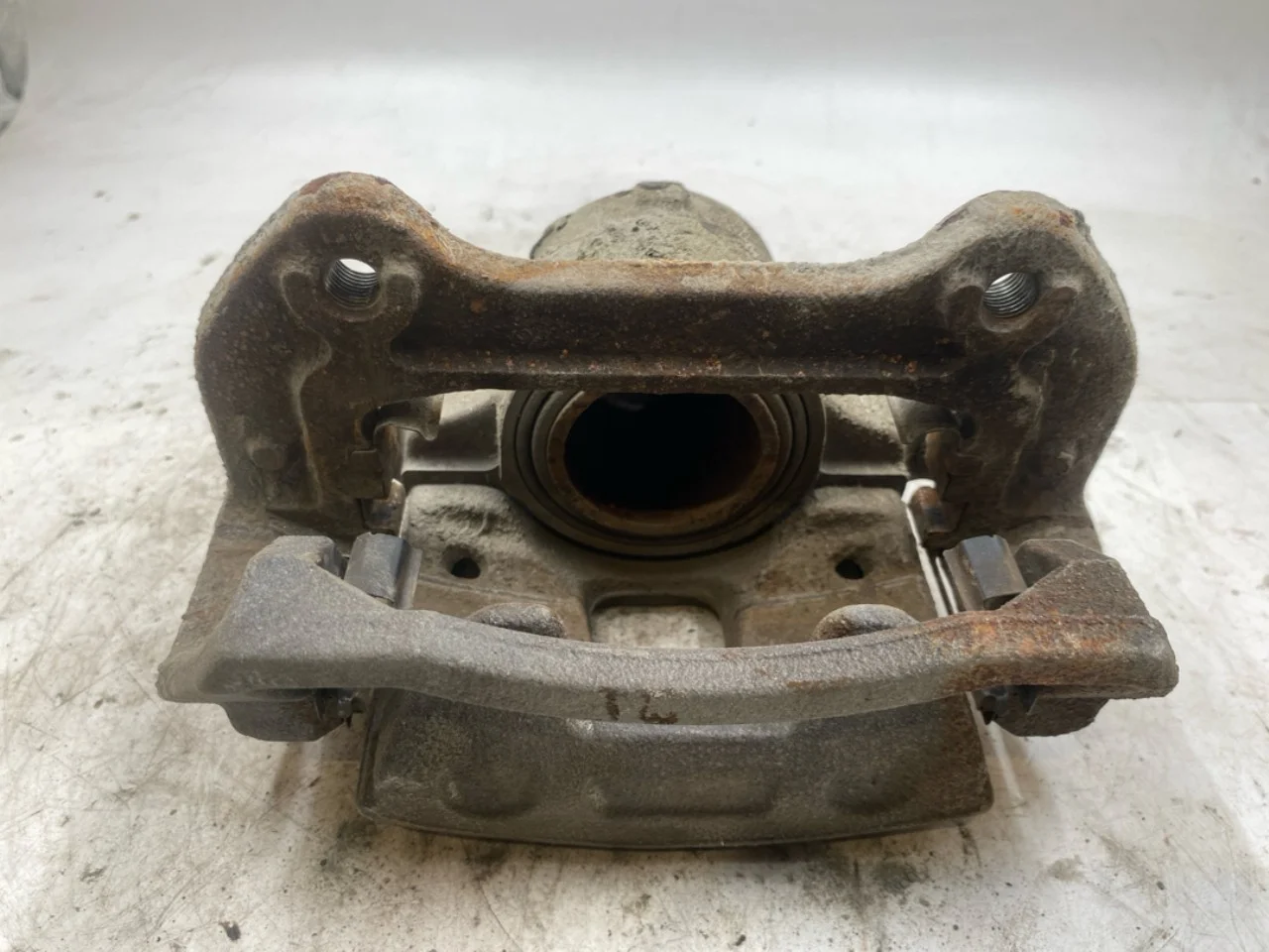 Hyundai KONA / ELECTRIC 2018-23 Front left brake caliper view 3