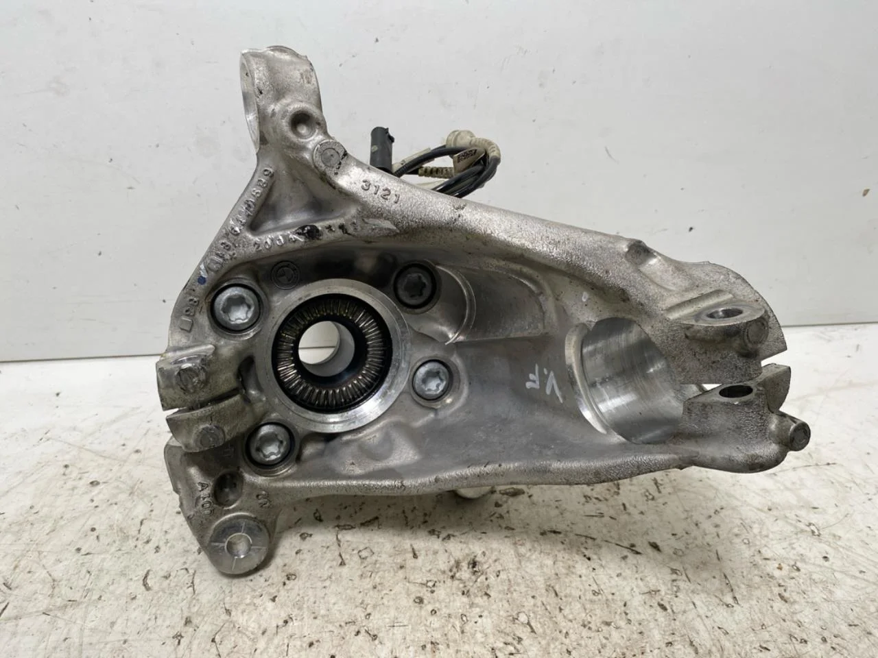 Stub axle carrier, left front view 2
