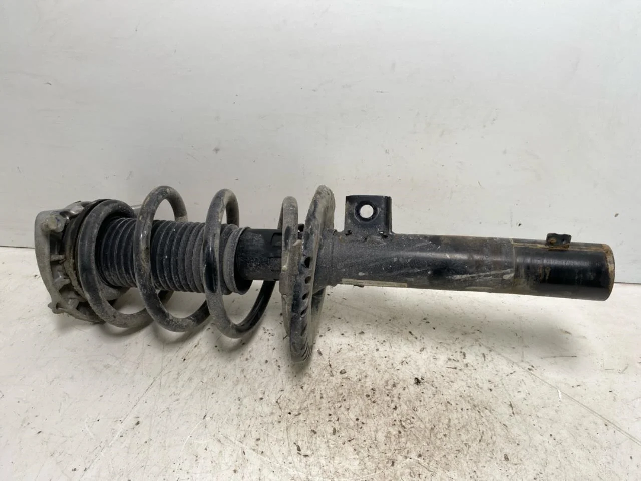 Volkswagen ID BUZZ/CARGO 2022- Strut assembly, front right view 2