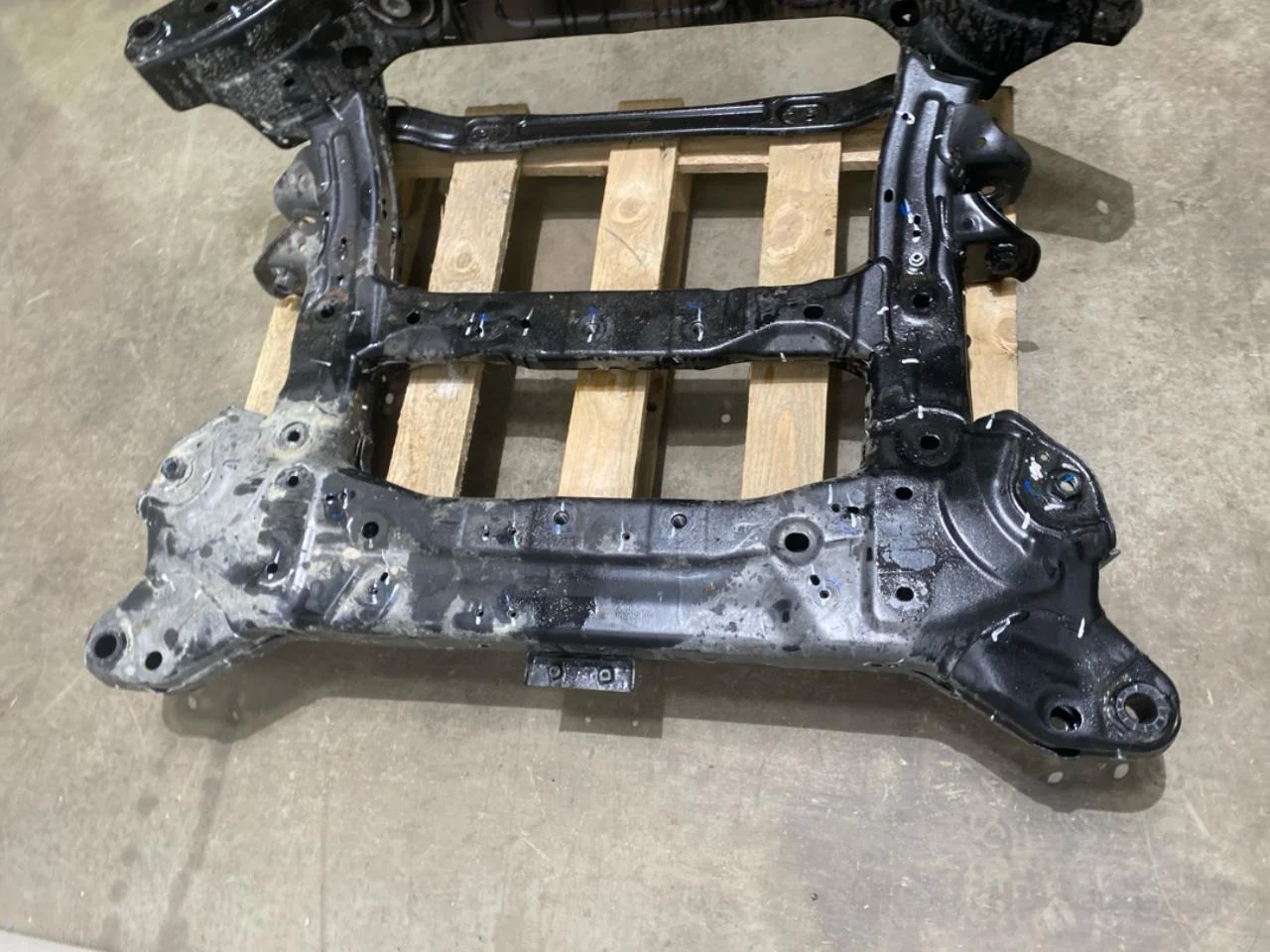 Volvo EX30 2024- Front subframe view 3